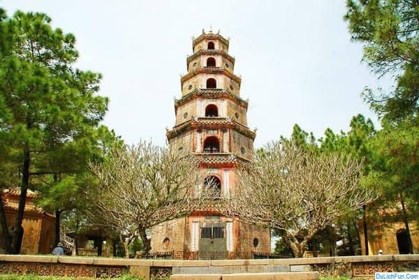 Alt: Cổng Tam Quan chùa Thiên Mụ với kiến trúc cổ kính và uy nghiêm