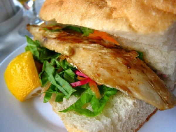 alt: Sandwich cá Balik Ekmek, đặc sản của Thổ Nhĩ Kỳ với cá tươi nướng thơm ngon.