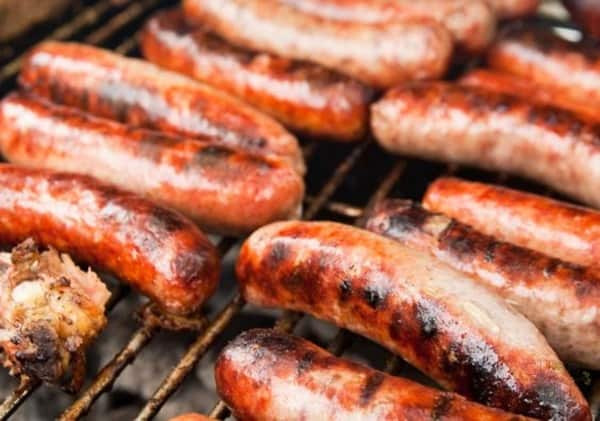 Alt: Xúc xích Bratwurst Đức: Món ăn đường phố đặc trưng, khám phá ẩm thực đường phố Đức