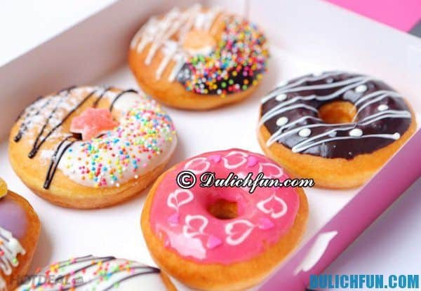 Bánh Doughnut với nhiều loại topping hấp dẫn.