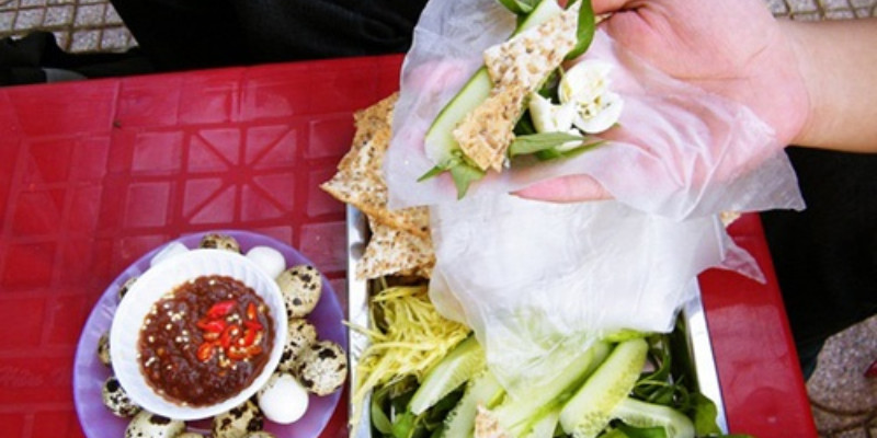 Bánh tráng mắm ruốc chế biến nhiều cách khác nhau, tất cả đều hấp dẫn.