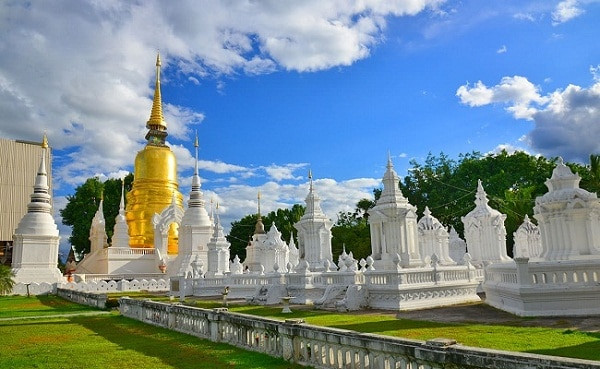Chùa Wat Suan Dok với kiến trúc lộng lẫy, nổi bật giữa Chiang Mai.