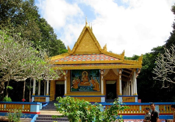 Du khách tham quan Chùa Dơi, Sóc Trăng