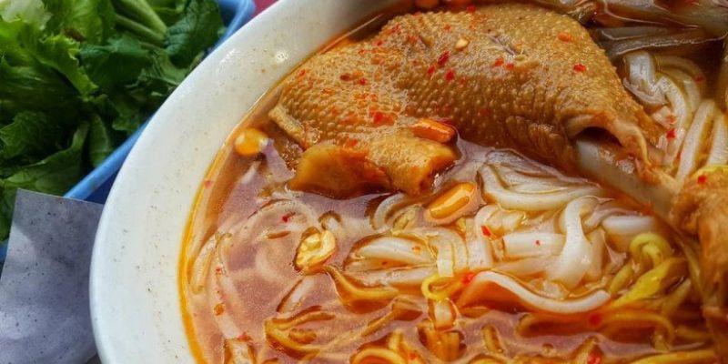 Không gian mộc mạc của quán Bà Năm hòa quyện cùng hương vị truyền thống.