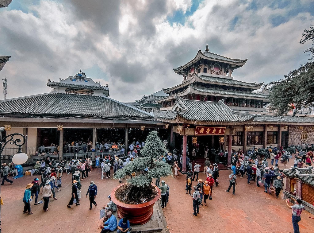 Không khí tấp nập trong lễ hội Vía Bà Chúa Xứ tại Chùa Bà Châu Đốc