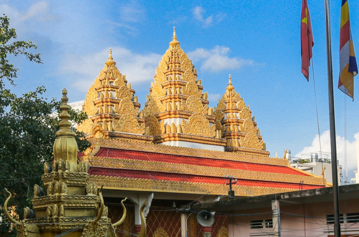 Mái chùa Khmer rực rỡ ánh nắng