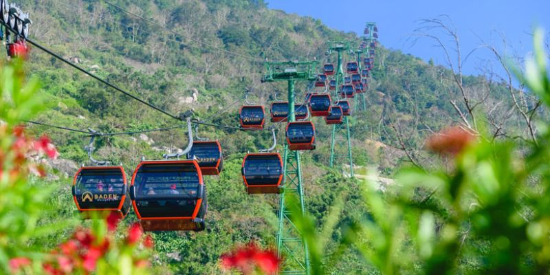 Phong cảnh hùng vĩ nhìn từ cáp treo trên Núi Tà Cú