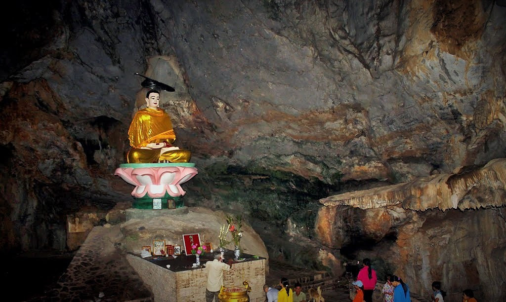 Tượng Phật tại Chùa Hang