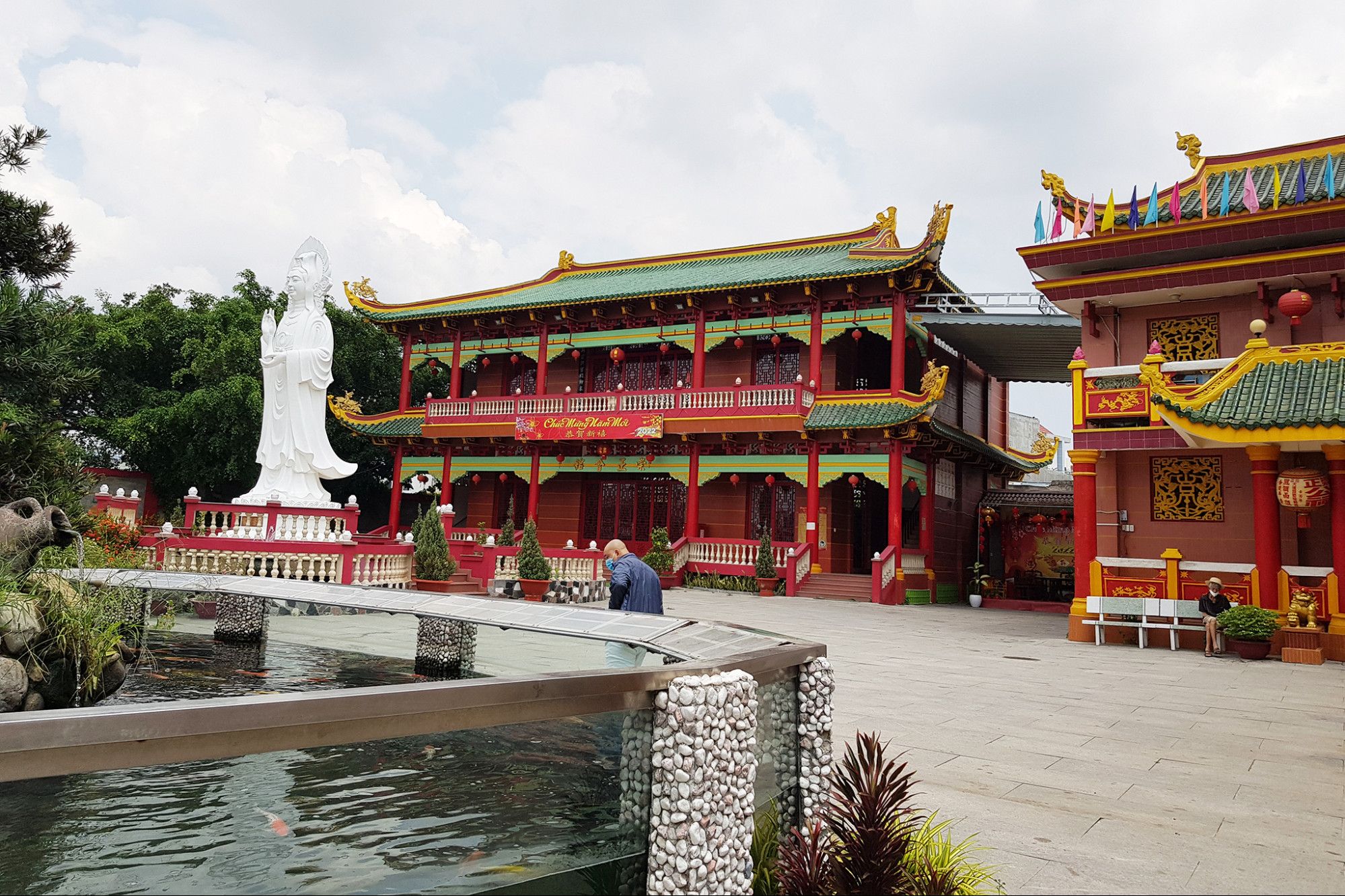 Tượng Phật Tứ Diện trong chùa Bốn Mặt